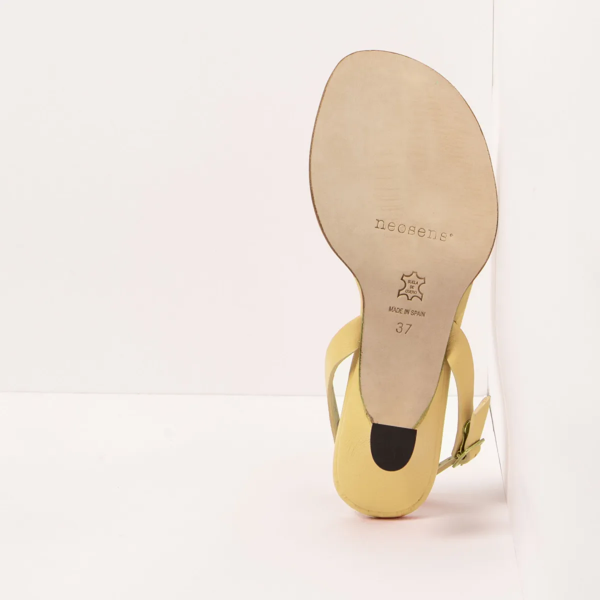 Sandales en cuir à petit talon entonnoir - Jaune